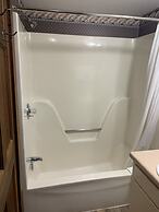 Carr's Northside Motel and Cottages