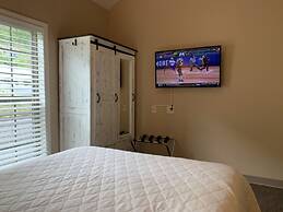 Carr's Northside Motel and Cottages