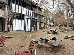 Carr's Northside Motel and Cottages