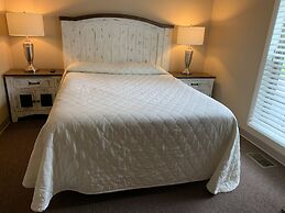 Carr's Northside Motel and Cottages