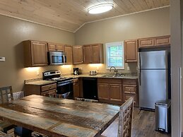 Carr's Northside Motel and Cottages