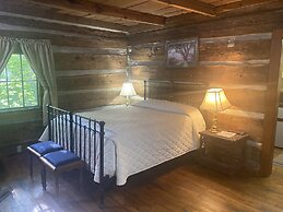 Carr's Northside Motel and Cottages