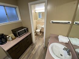 Carr's Northside Motel and Cottages