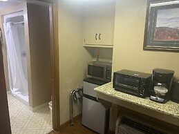 Carr's Northside Motel and Cottages