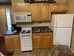 Carr's Northside Motel and Cottages