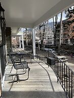 Carr's Northside Motel and Cottages