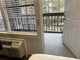 Carr's Northside Motel and Cottages