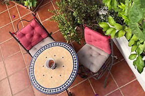 Cottage - Sleeps 4 - Pet Friendly - Patio