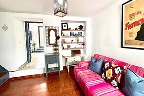 Cottage - Sleeps 4 - Pet Friendly - Patio