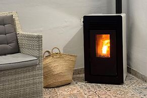 Cottage - Sleeps 4 - Pet Friendly - Patio