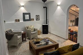 Cottage - Sleeps 4 - Pet Friendly - Patio