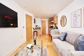 Deluxe City Centre Apt Balcony View & Free Parking