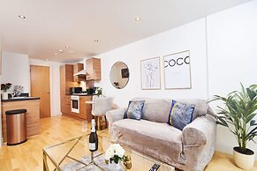 Deluxe City Centre Apt Balcony View & Free Parking