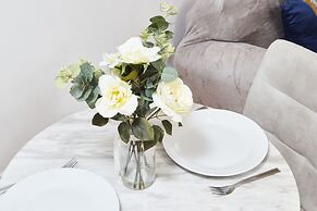 Deluxe City Centre Apt Balcony View & Free Parking