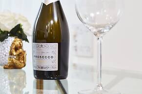 Deluxe City Centre Apt Balcony View & Free Parking