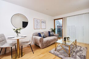 Deluxe City Centre Apt Balcony View & Free Parking