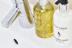 Deluxe City Centre Apt Balcony View & Free Parking