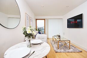 Deluxe City Centre Apt Balcony View & Free Parking