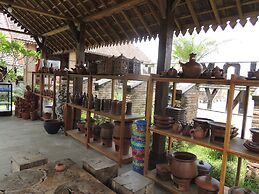 Balkondes Karanganyar (Pottery Academy)