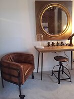 Spacious 1 Bedroom Split Level Old Pub Conversion Tower Bridge