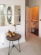 Spacious 1 Bedroom Split Level Old Pub Conversion Tower Bridge