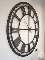 Spacious 1 Bedroom Split Level Old Pub Conversion Tower Bridge