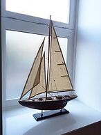 Spacious 1 Bedroom Split Level Old Pub Conversion Tower Bridge