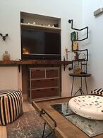 Spacious 1 Bedroom Split Level Old Pub Conversion Tower Bridge