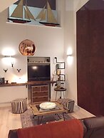 Spacious 1 Bedroom Split Level Old Pub Conversion Tower Bridge