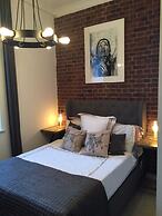 Spacious 1 Bedroom Split Level Old Pub Conversion Tower Bridge