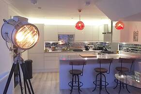 Spacious 1 Bedroom Split Level Old Pub Conversion Tower Bridge