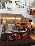 Spacious 1 Bedroom Split Level Old Pub Conversion Tower Bridge