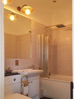 Spacious 1 Bedroom Split Level Old Pub Conversion Tower Bridge