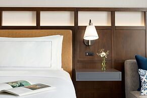 Valley Hotel Homewood Birmingham, Curio Collection by Hilton