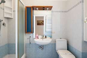 Lulli Cozy Apartment with Balcony