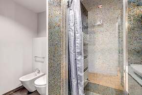 Piazza Santa Croce Design Apartment with Balcony