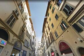 GuestHost - Duomo View Anna's Apartment