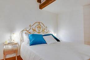 GuestHost - Duomo View Anna's Apartment