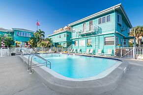 Cute One Bedroom at The Coral Resort Apts by RedAwning