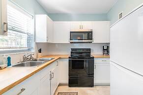 Cute One Bedroom at The Coral Resort Apts by RedAwning
