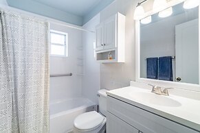 Cute One Bedroom at The Coral Resort Apts by RedAwning