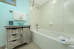 Coastal Luxury Bay Front Condo With Tram