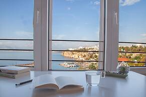 Aheste_simple Sea View Flat in Lovely Old Town