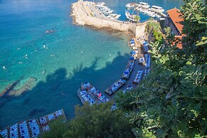 Aheste_simple Sea View Flat in Lovely Old Town