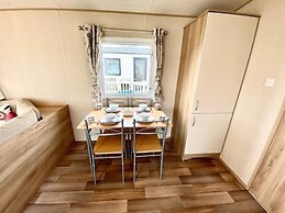 Beautiful Cosy 2-bed Caravan in Clacton-on-sea