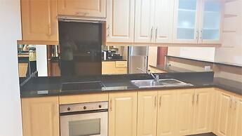 Lovely 2-bed Apartment in Pratumnak With Pool View