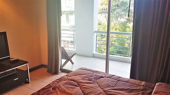 Lovely 2-bed Apartment in Pratumnak With Pool View
