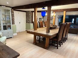 Beautiful 6-bed Home in Brecon