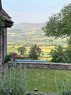 Beautiful 6-bed Home in Brecon