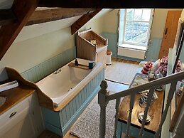 Beautiful 6-bed Home in Brecon